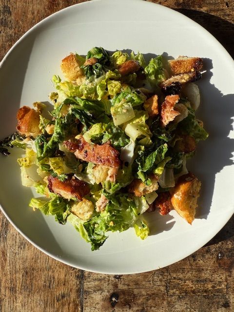Salade César au poulet BBQ avec chorizo