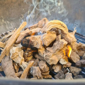 Photo d'ambiance des chips de bois d'olivier pour barbecue 3KG