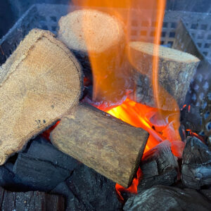 Photo ambiance chunks de fumage BBQ chêne