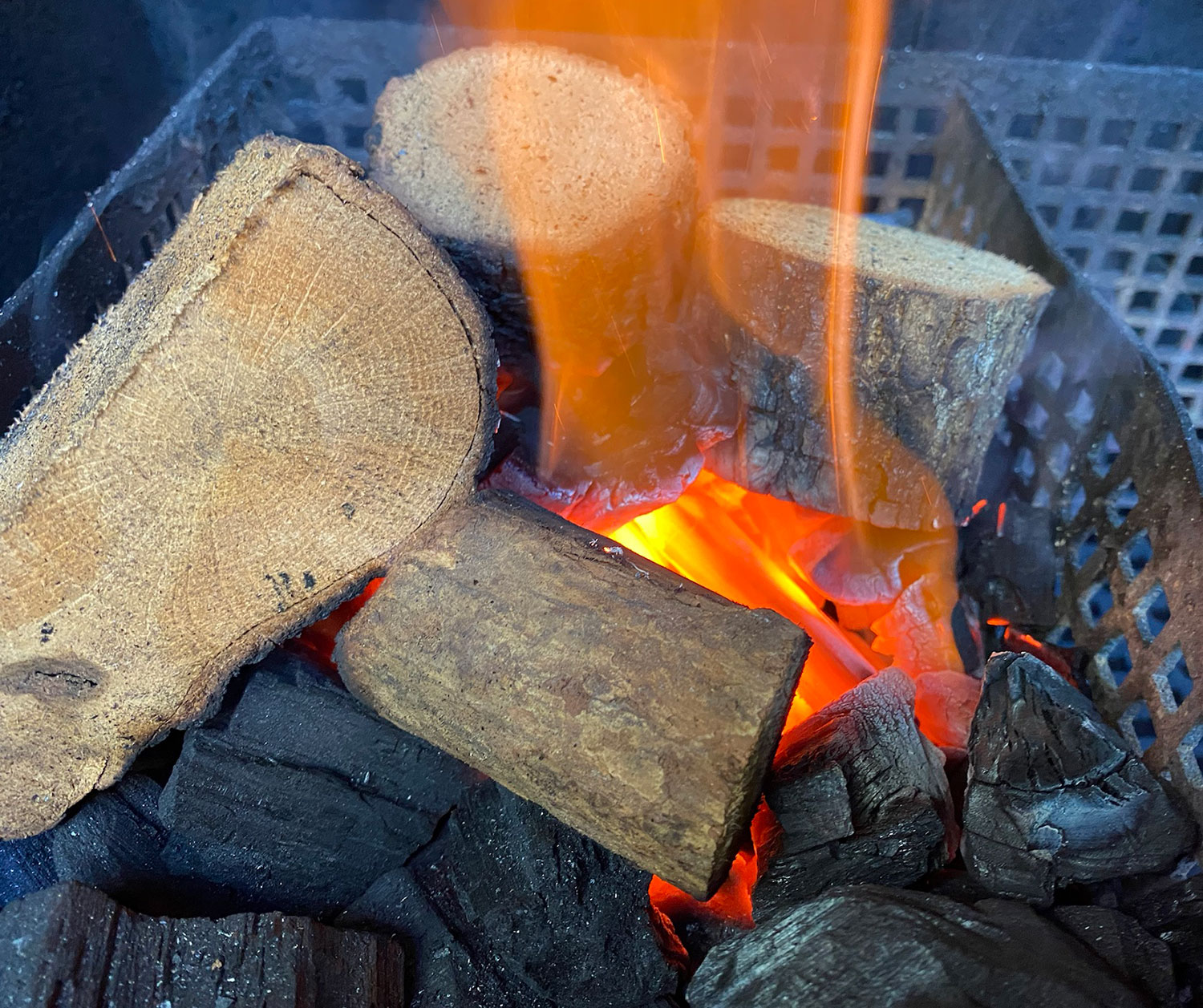 Photo ambiance chunks de fumage BBQ chêne