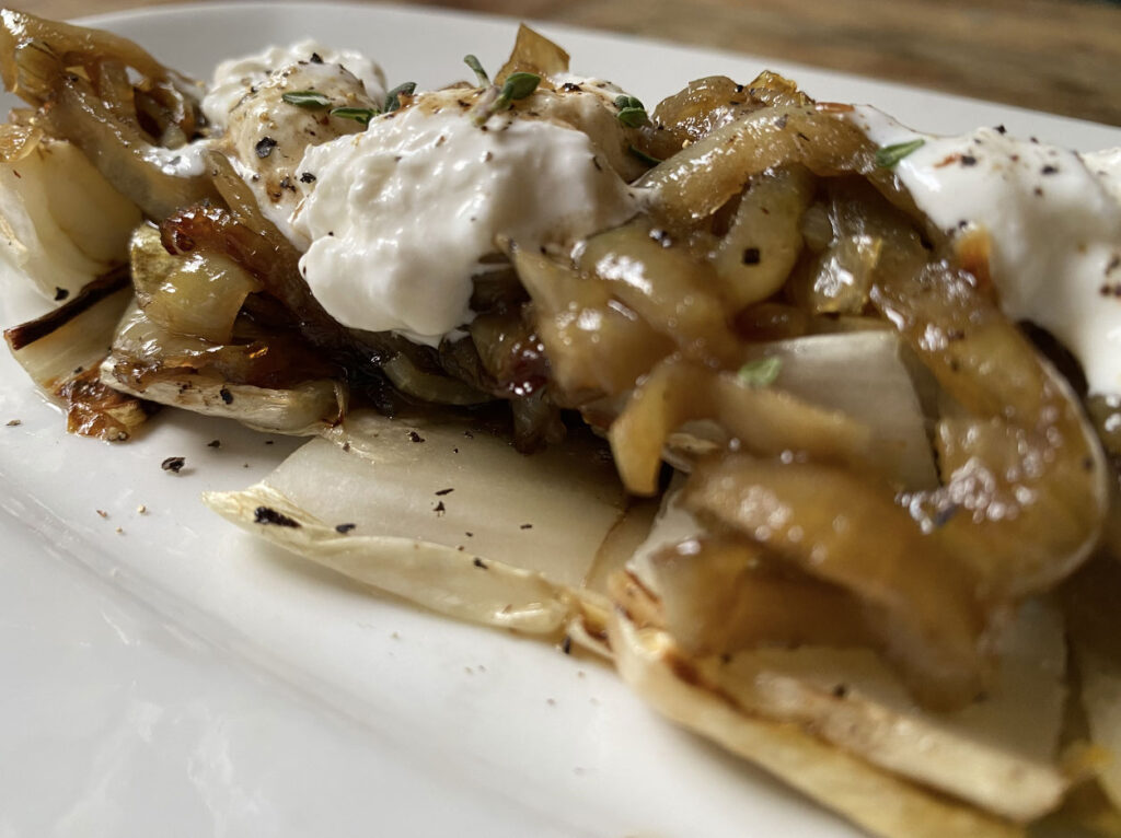 Endives grillées avec confiture d'oignons et burrata
